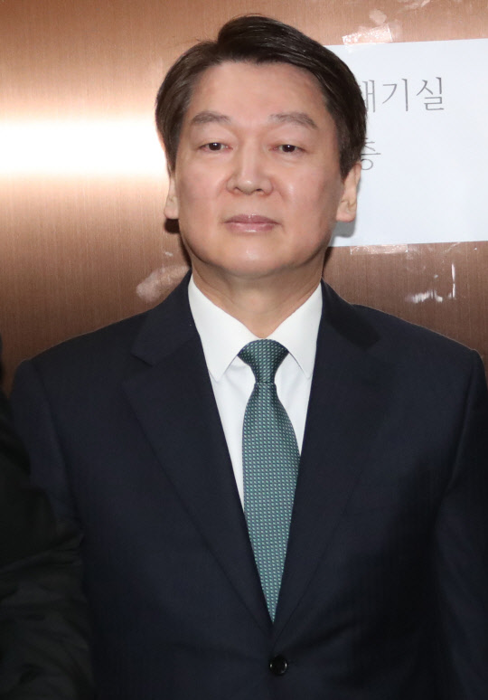 엘리베이터 탄 안철수 대표  국민의당 안철수 대표가 28일 여의도 당사에서 열린 당무위원회에 참석하기 위해 당사에 들어서 엘리베이터에 타고 있다. 국민의당 당무위원회의는 민주평화당 창당발기인대회에 참석한 의원들과 당원들의 징계를 논의하기 위해 소집됐다. 2018.1.28